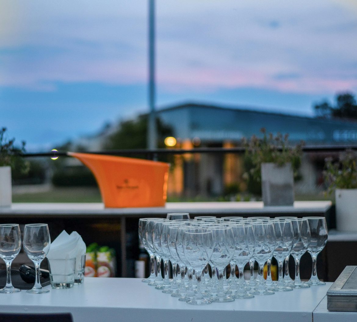 Top Features to Include in Your Outdoor Kitchen and Bar Setup Top Features to Include in Your Outdoor Kitchen and Bar Setup